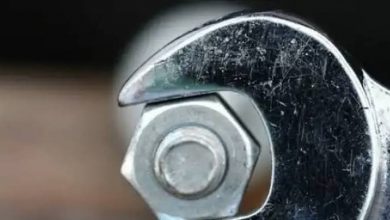 У який бік відкручувати болт: за годинниковою чи проти годинникової стрілки