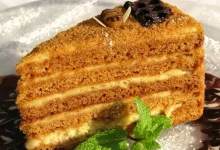 Як приготувати медовик без духовки: простий рецепт на сковороді
