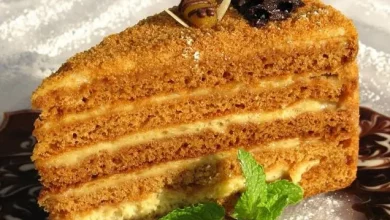 Як приготувати медовик без духовки: простий рецепт на сковороді
