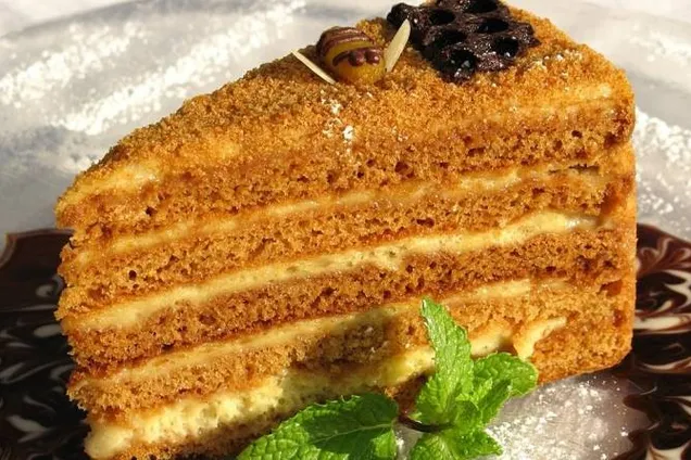 Як приготувати медовик без духовки: простий рецепт на сковороді