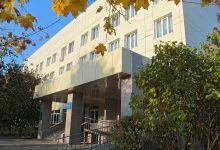 Будівля дитячого медичного закладу в Харкові восени