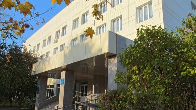 Будівля дитячого медичного закладу в Харкові восени