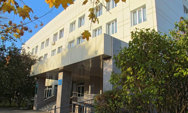 Будівля дитячого медичного закладу в Харкові восени