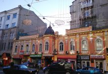 Магазини на першому поверсі будинку на вулиці Сумській у Харкові