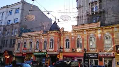 Магазини на першому поверсі будинку на вулиці Сумській у Харкові