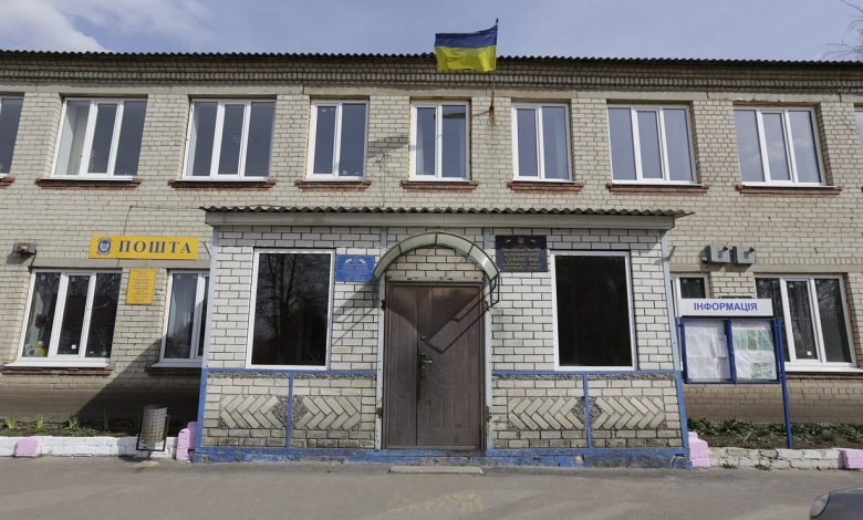 Коротич Харківського району, будівля в центрі селища, архівне фото