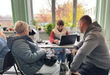 Працівниця мобільного ЦНАПу приймає мешканців Харкова