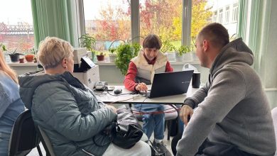 Працівниця мобільного ЦНАПу приймає мешканців Харкова