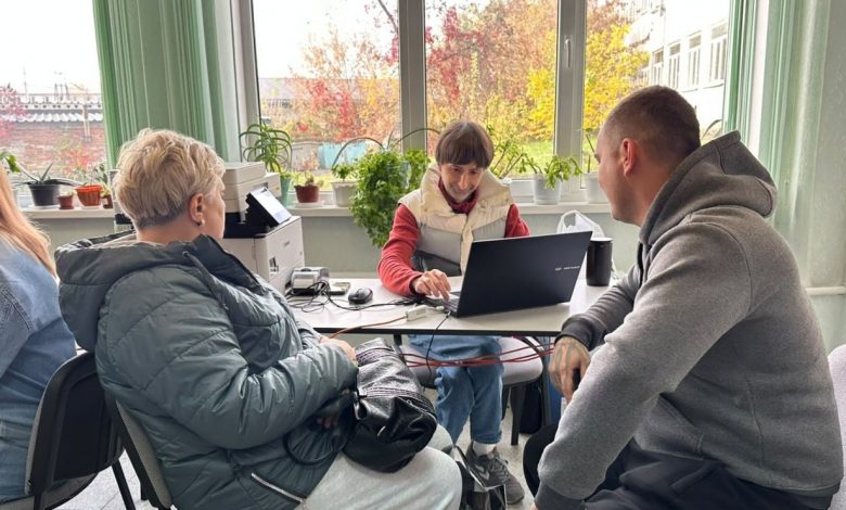 Працівниця мобільного ЦНАПу приймає мешканців Харкова