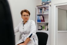 Лікарка в реабілітаційному відділенні Ніжинської лікарні