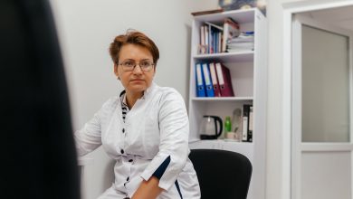 Лікарка в реабілітаційному відділенні Ніжинської лікарні