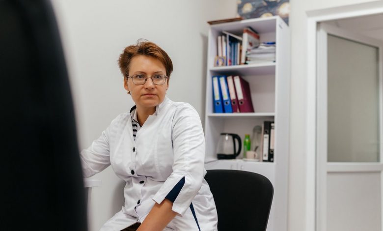 Лікарка в реабілітаційному відділенні Ніжинської лікарні