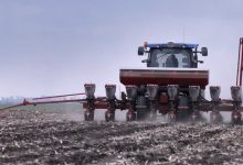 Трактор із сівалкою на полі під час посівної