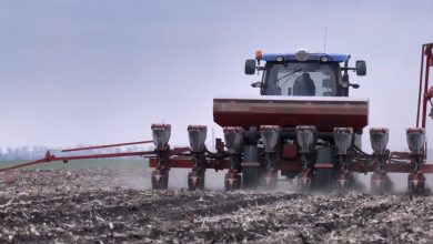 Трактор із сівалкою на полі під час посівної