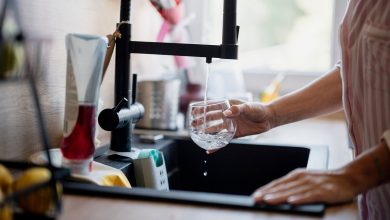Склянку наповнюють водою з-під крана