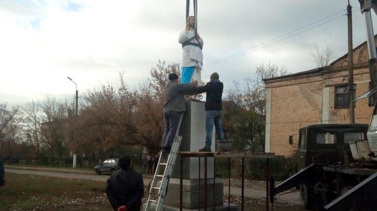 Вместо Ленина - Христос: под Бердянском оригинально декоммунизировали памятник (фото)