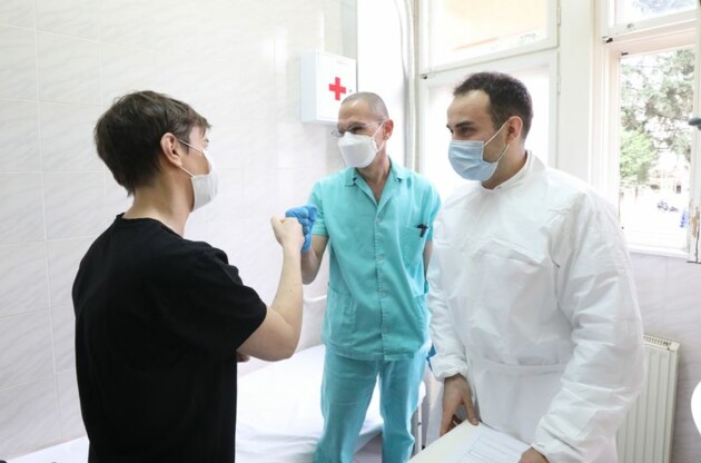 	В Европе первому премьер-министру ввели вакцину от коронавируса: фото