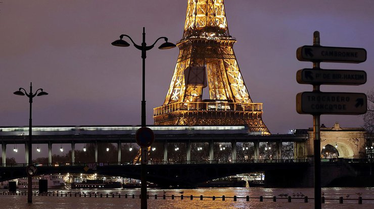 Париж готовится к потопу (фото)