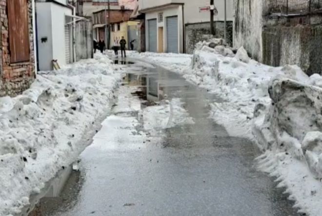 На северные части Албании обрушился сильный град, вернув зиму среди мая