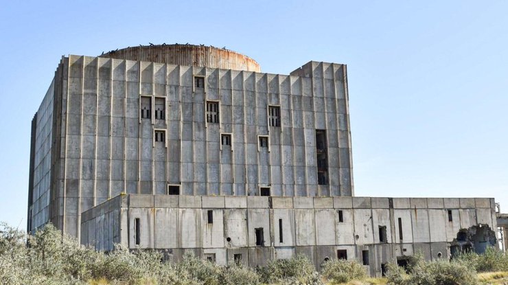 В Крыму снесут недостроенное здание АЭС в Щелкино, где родился "КаZантип" (фото, видео)