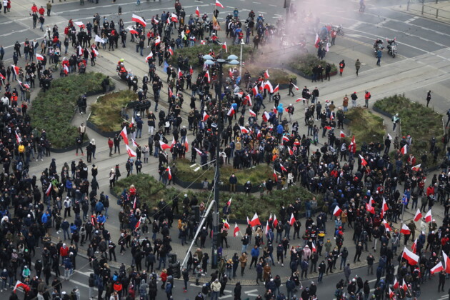 	Флаги, файеры и петарды: в Варшаве националисты провели запрещенный марш независимости (фото)