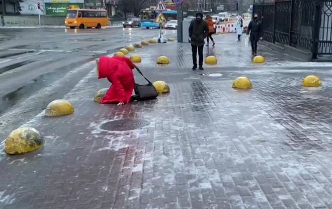 Гололед в Киеве сохранится 12 декабря: последствия непогоды ликвидируют 5 тыс. коммунальщиков