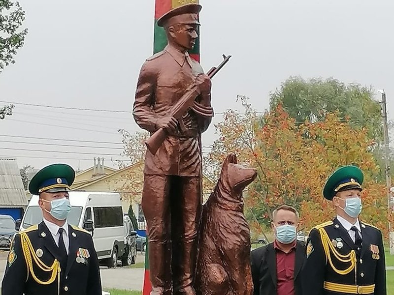 	"Животные не виноваты": российских пограничников троллят за уродливую скульптуру