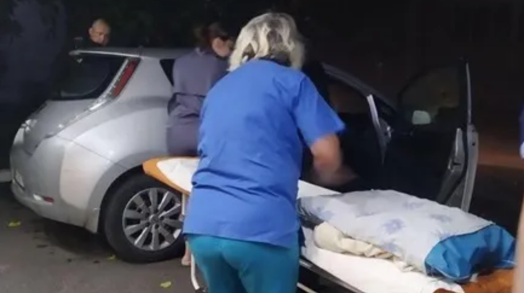 Рожала под дверью больницы: женщину со схватками выгнали из-за коронавируса 