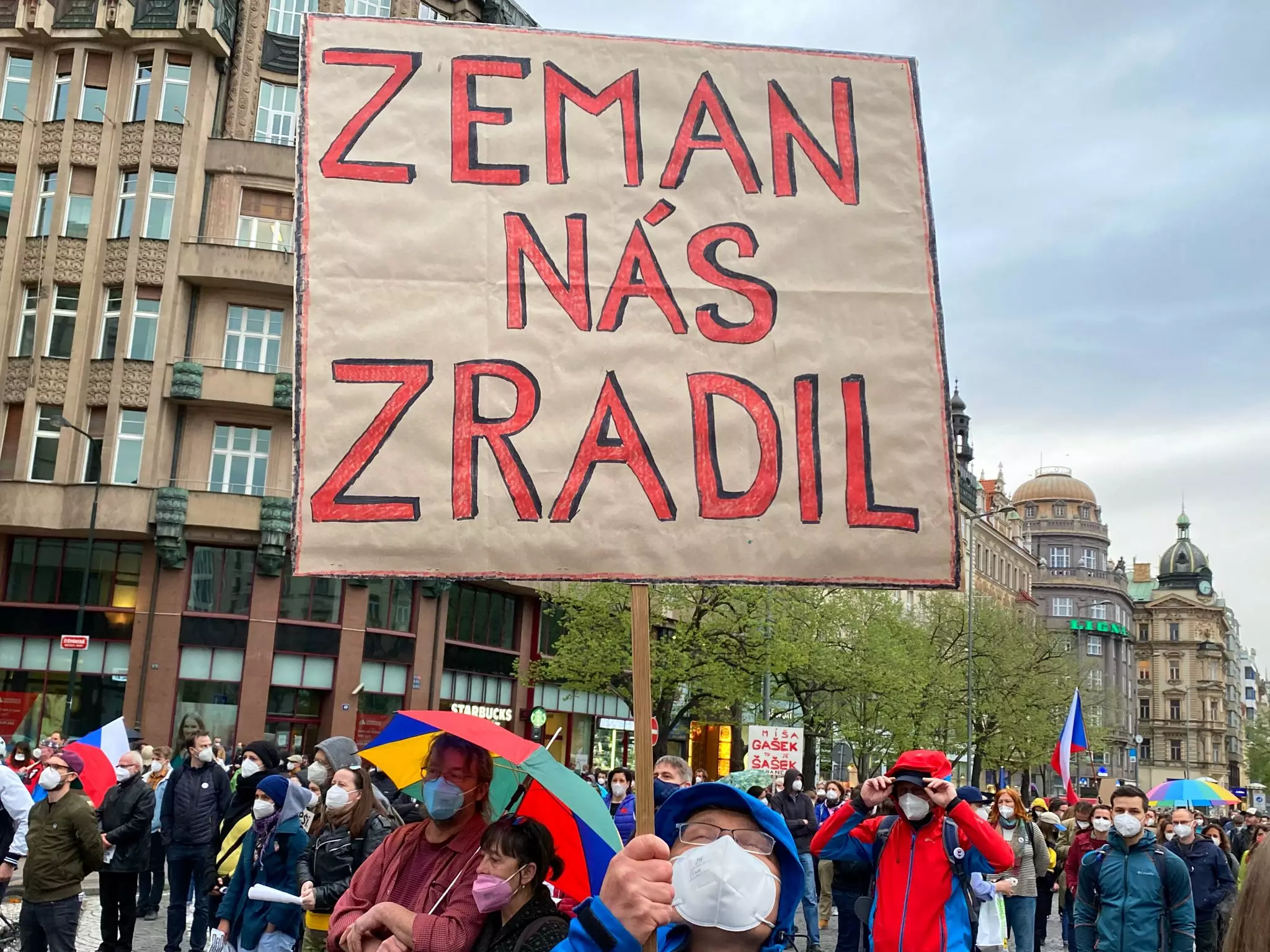 "Мы не Россия" и флаг Украины. В Праге прошла акция против Земана и Кремля (фото, видео)