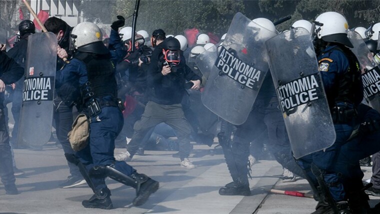 	В Афинах полиция жестко разогнала студенческий протест