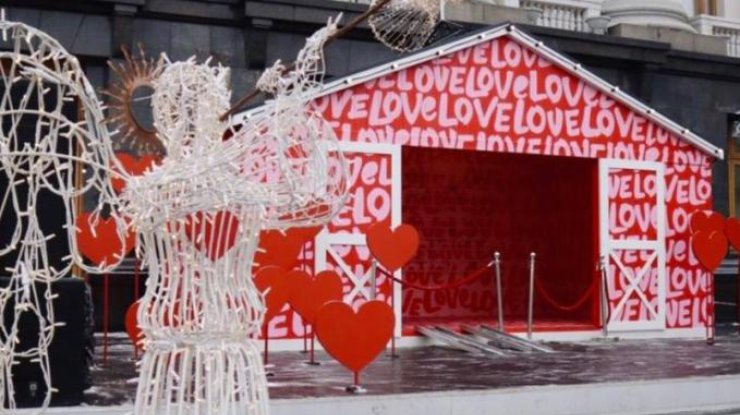 День святого Валентина: возле Офиса президента обустроили "домик любви" (фото)
