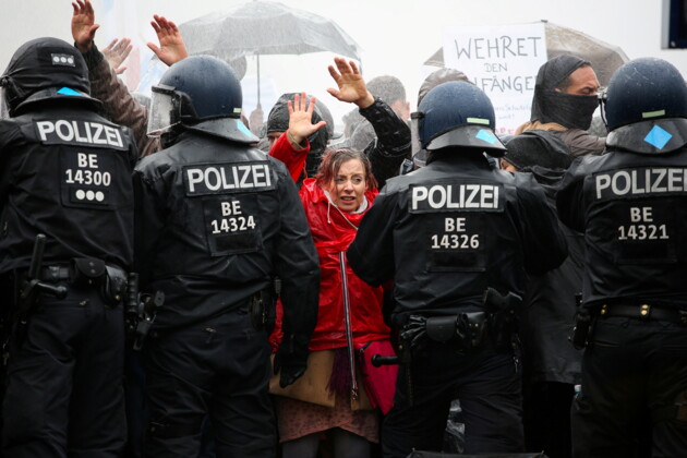 	Бутылки против водометов: как в Берлине разгоняли митинг противников карантина (фото)