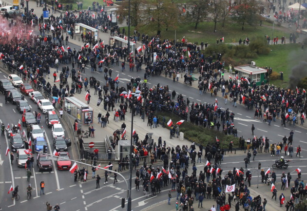 	Флаги, файеры и петарды: в Варшаве националисты провели запрещенный марш независимости (фото)