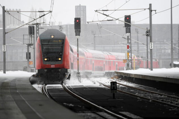 	Транспортный коллапс в Германии: непогода остановила самолеты, поезда и авто (фото)