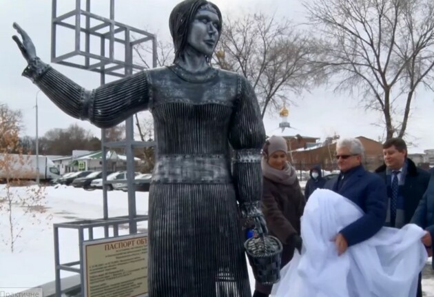 	В России поставили памятник Аленке: в Сети заметили сходство с известной пропагандисткой